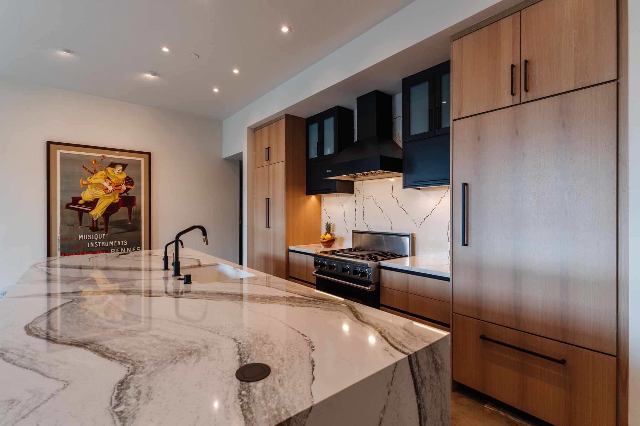 Condo interior photo 11
