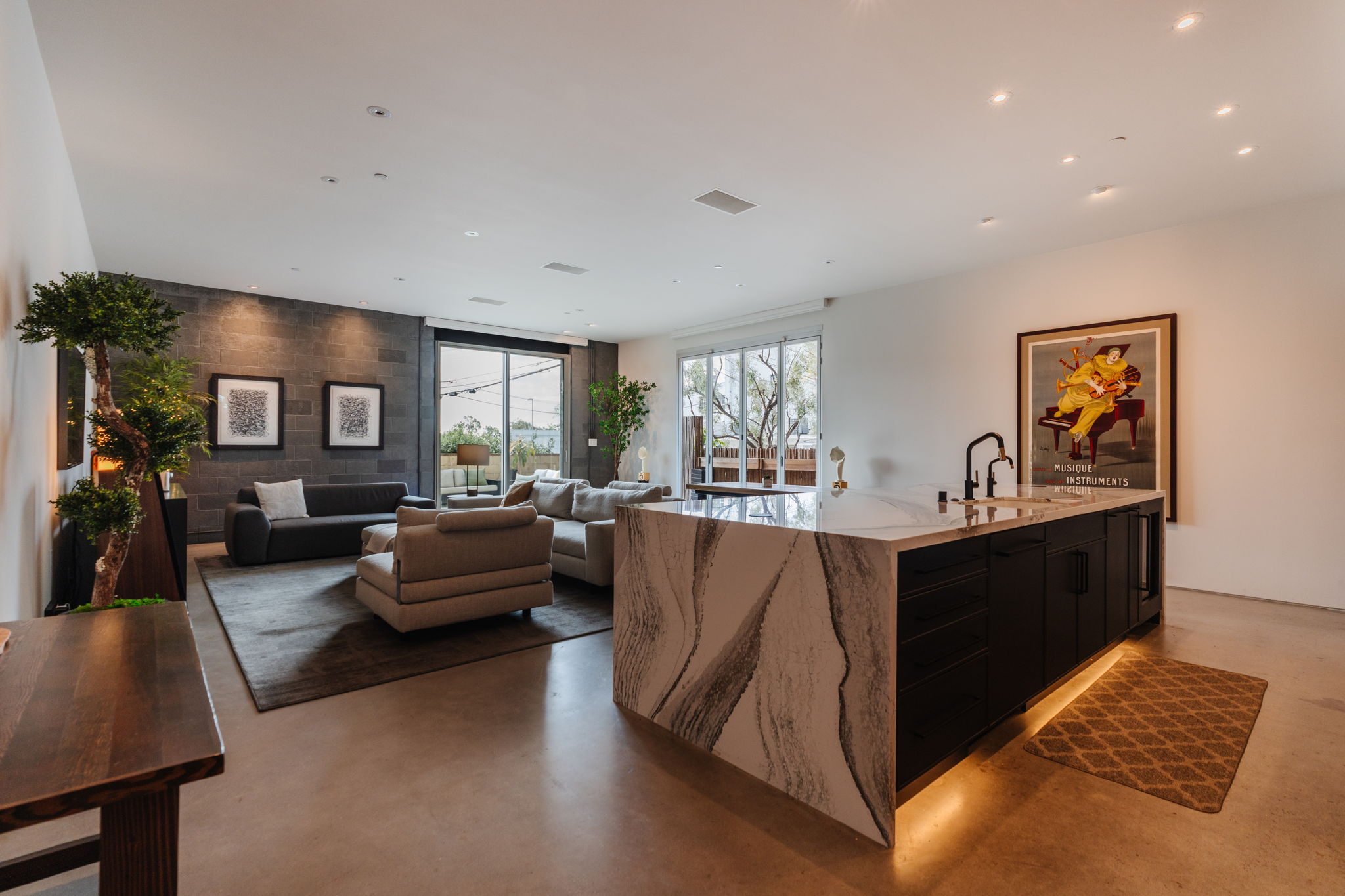 Condo interior photo 13