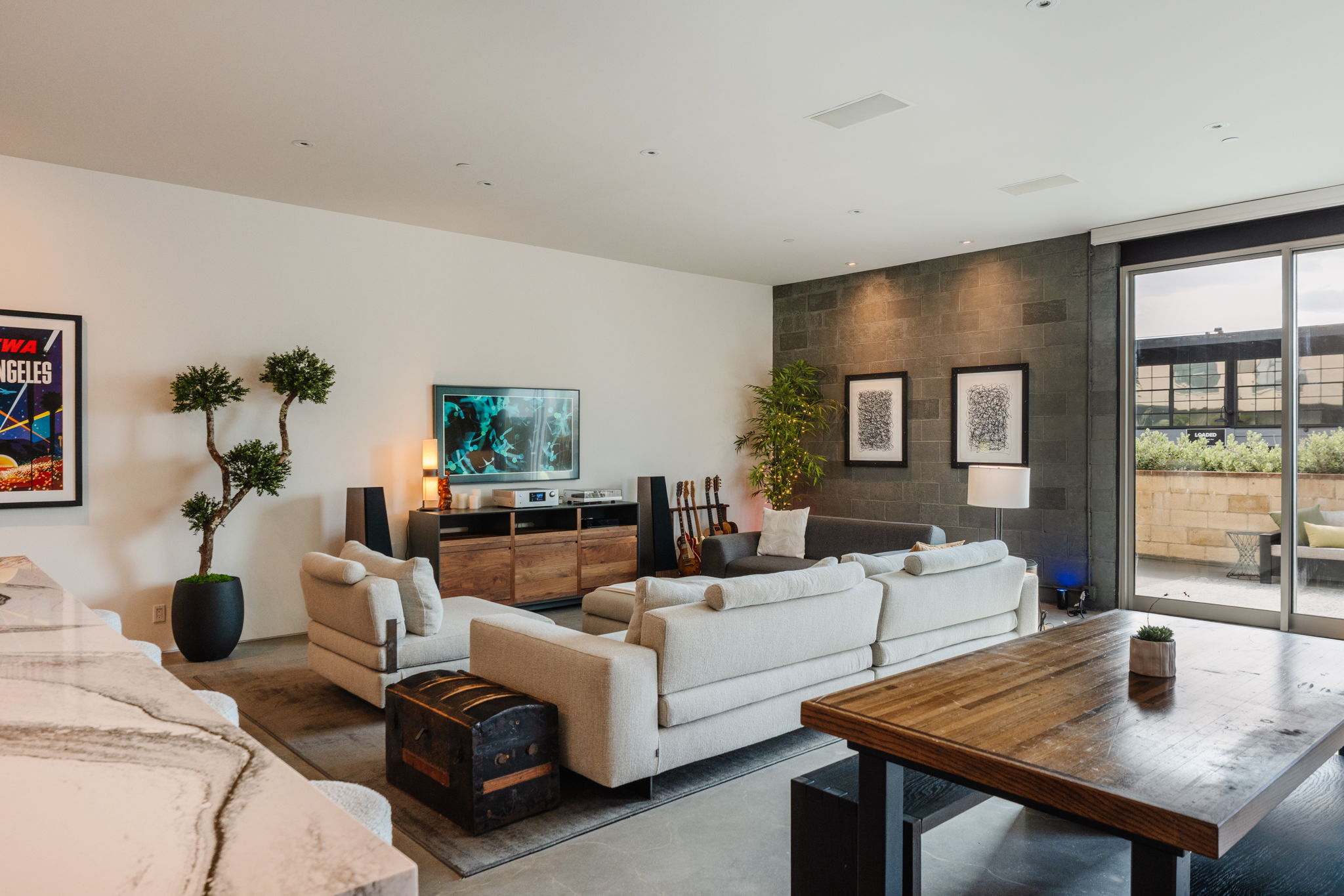 Condo interior photo 28