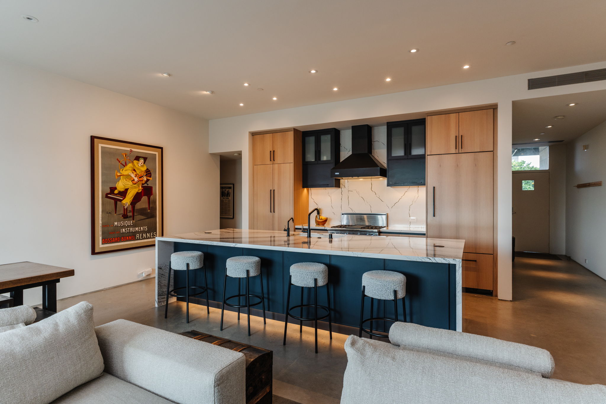 Condo interior photo 9